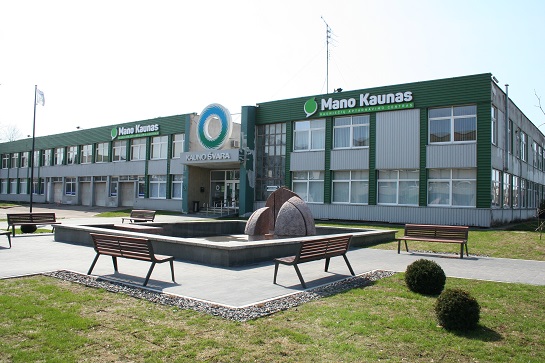 UAB „Kauno švara“ ir klientų aptarnavimo centras „Mano Kaunas“ (Statybininkų g. 3). Fontano skulptūrą „Šaltinis“ 1980 m. sukūrė skulptorius Stasys Žirgulis. 2021 m.